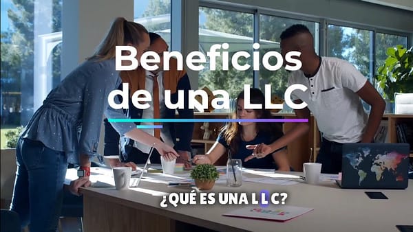 Imagen mostrando un grupo de emprendedores colaborando, con texto sobre los beneficios de una LLC y un fondo de oficina moderna